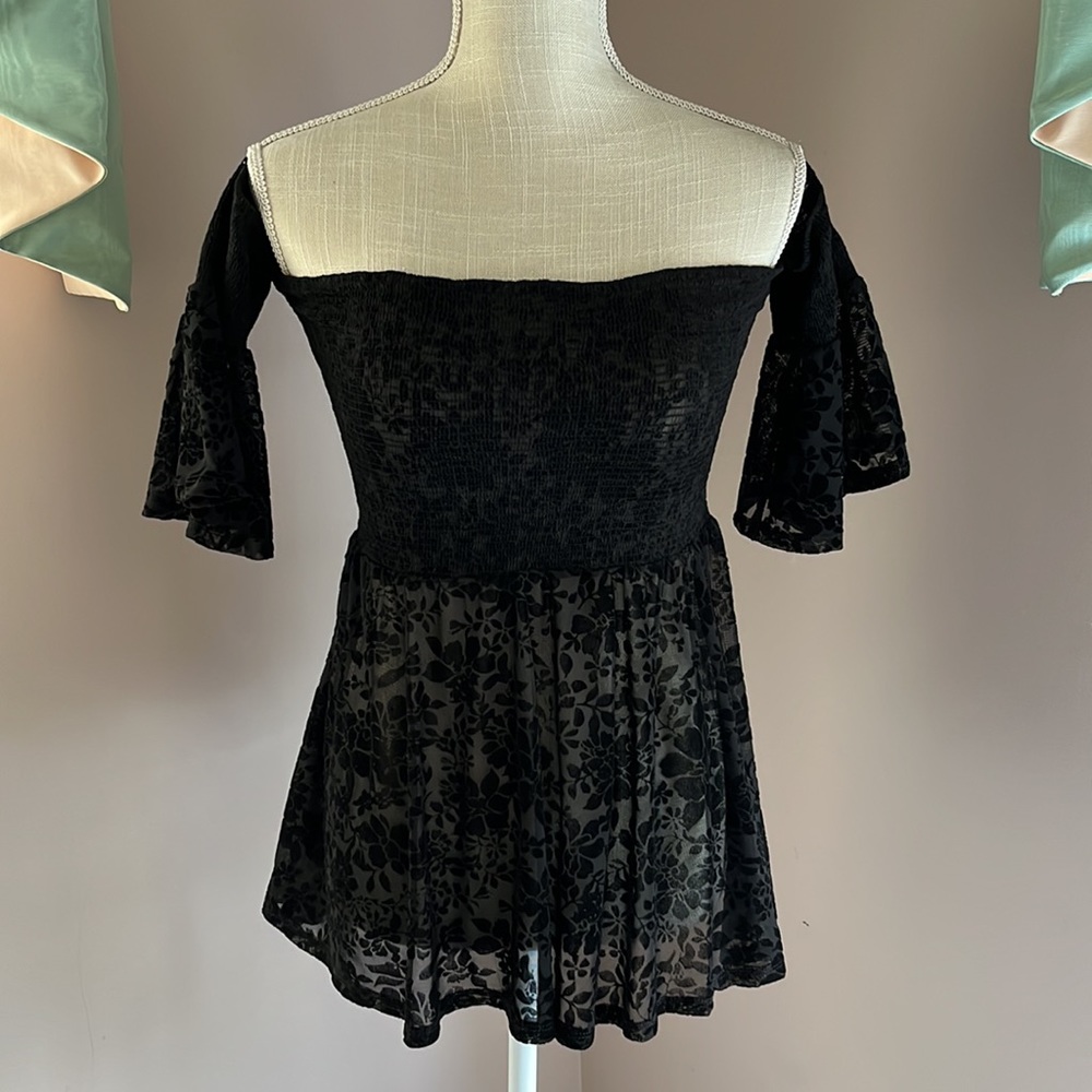 Francesca’s Black Floral Velvet Off the Shoulders Top, Size M